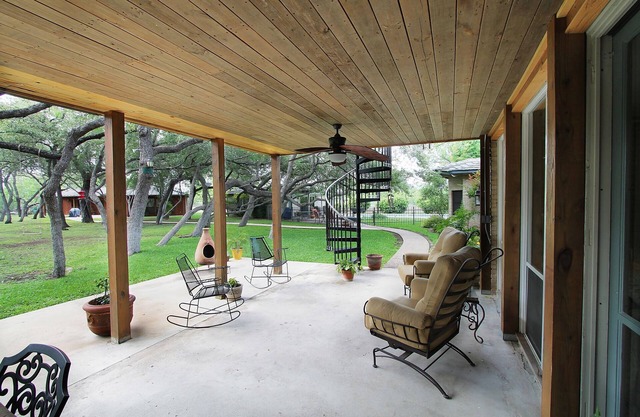Huge Luxury Home including 3 Beautiful Cottages only 20 min drive to Concan,TX