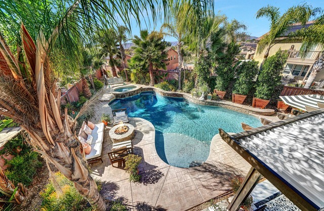 HUGE Luxury Home.LARGE SALT WATER POOL&SPA.15 min to wineries.