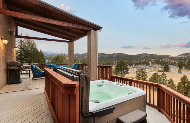 ★ Huge Luxury Home ★ Views ★ Hot Tub ★ Fire Pit ★