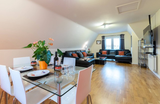 Huge Luxury Modern Penthouse Apartment with King Size Bed