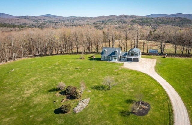 Huge Modern Estate w/hot tub, mountain views, minutes to Okemo