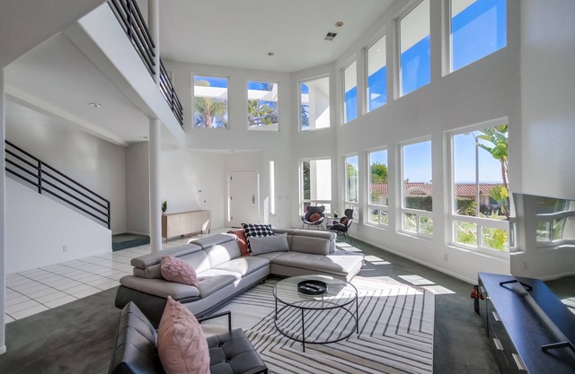 HUGE modern home w/90s vibes! Pool+putt-putt+view