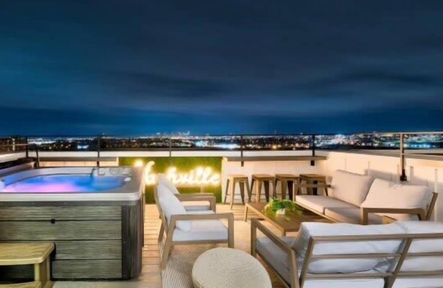 Huge New Luxury Home, 14 Beds, Hot Tub!