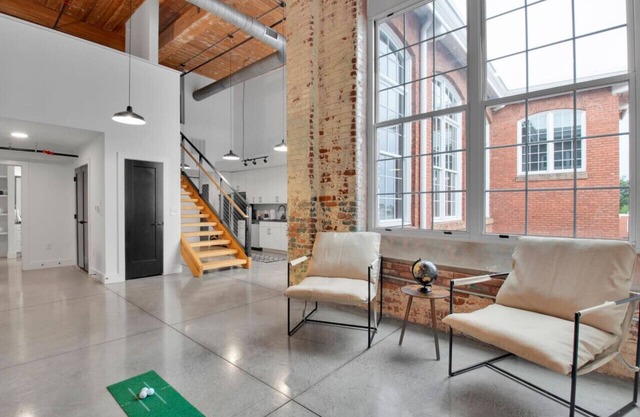 Huge, Open Loft | Arts District | 5 mins to DT GVL