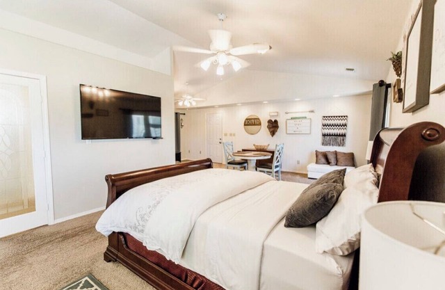 Huge Private Guest suite w/jet tub in great neighborhood near attractions