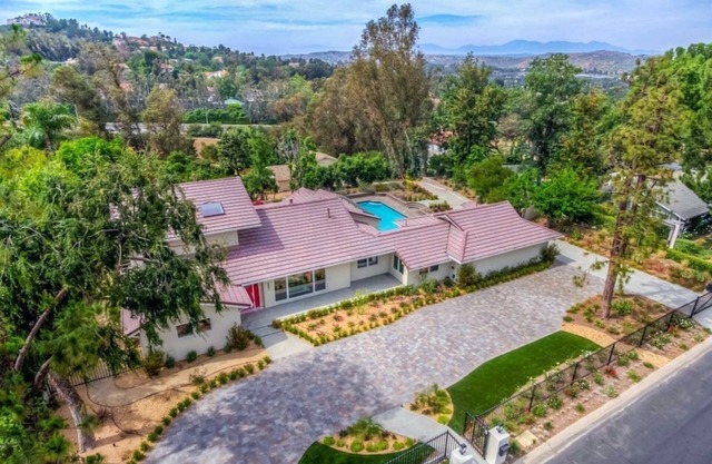 Huge Secluded Cowan Heights Home, Pool, Entertainers Delight (4 beds/5 baths)