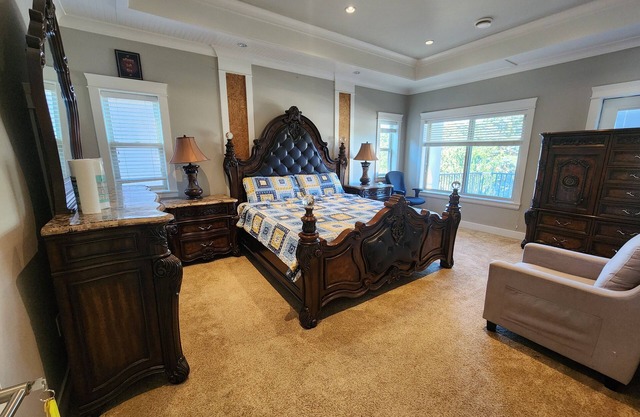 Huge size Private room, King size Bed with attached washroom, walk in closet