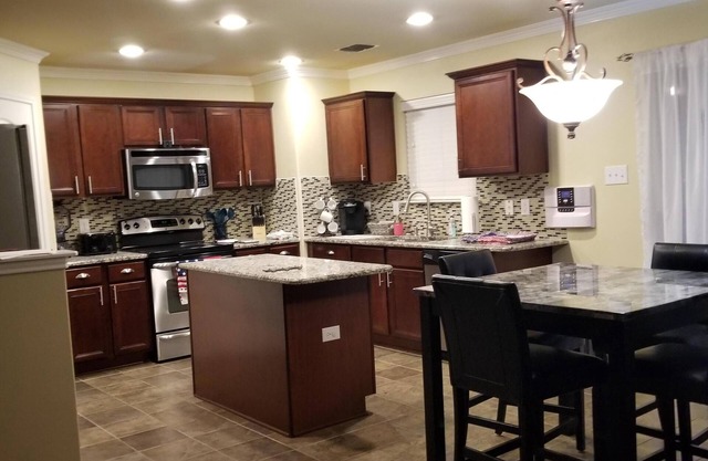 Huge spacious home great for a San Antonio Getaway! 5 min from BMT grad!