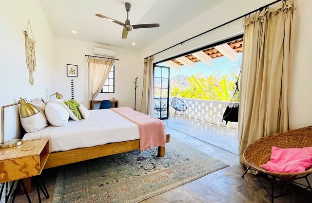 Huge Suite! King Bed, A/C, Saltwater Pool, Fast Wifi, Mountain Views -"Sol"
