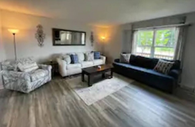 Huge, Updated, Dog Friendly W Fence, No Clean Fees