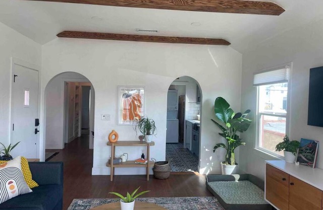 Huge Updated Spanish Apt - Steps to Beach & Bay!