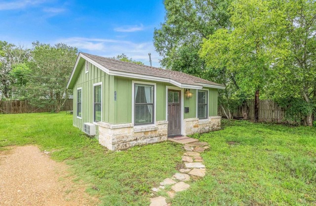 Hullabaloo Hut ~ Less than a mile to TAMU CAMPUS!