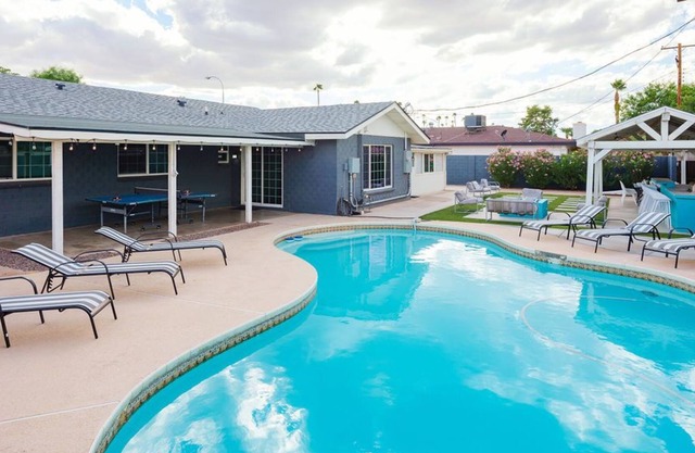 HUMBLE ABODE: POOL + SPA + PING PONG + FIRE PIT