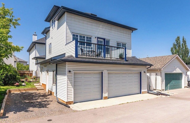 "Hummingbird" 2 Bed Carriage House with 3 beds!