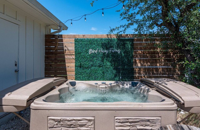 Hummingbird Haus · ❤️ Hill country views on 20 acres with firepit
