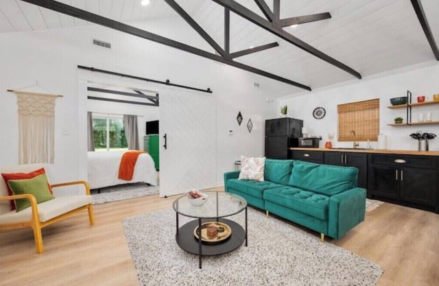 Hummingbird Hideaway- private self-check -Wi-Fi