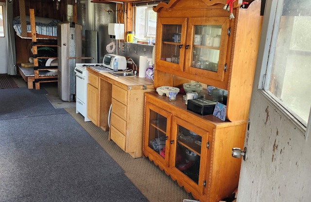 Hunt camp with Lots of Nature situated between Lake Nosbonsing and Wasi Lake