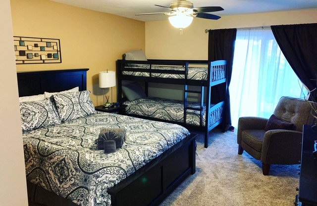 HUNTER MOUNTAIN HAVEN Ski On/Ski Off 2 Bdrm Condo with SAUNA and Fireplace