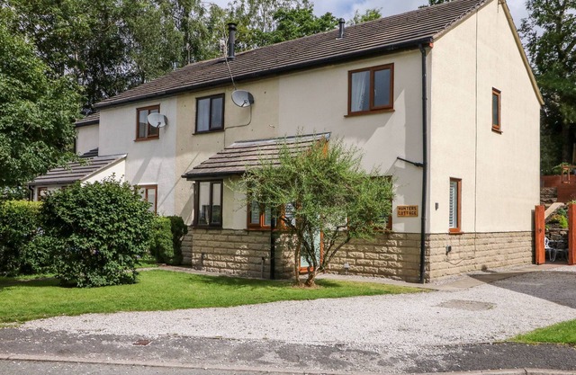 HUNTERS COTTAGE, family friendly, with a garden in Chinley