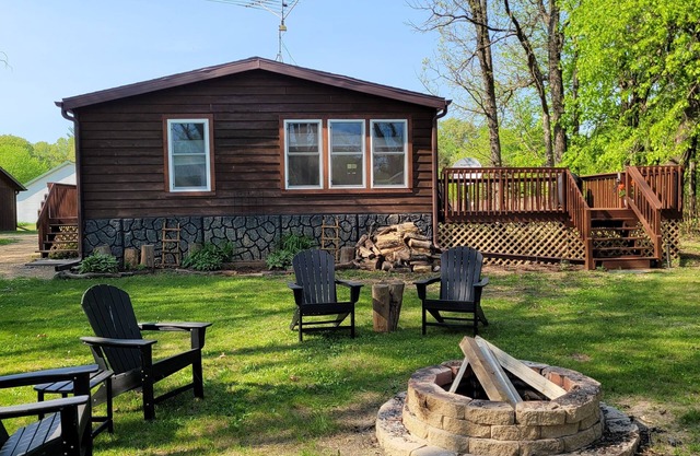 Hunters Cove, Private Home,1+acre,nearWIDells,private pier,FREE FIREWOOD,firepit