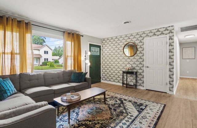 Huntertown! 4 Beds & Pet Friendly Fenced Yard +W/D