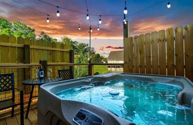 HURRY! FALL IS HERE! Smoky Mountain Condo + Sleeps 6 + Jacuzzi + Games + Views