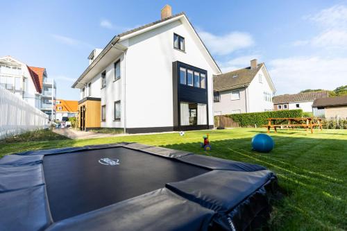 Huswell - Modern Apartment with Garden, Near Beach