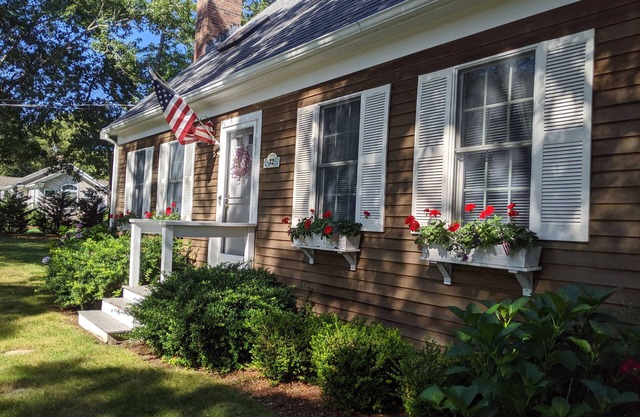 Hyannis Family Retreat! 5 min to beach, 3 BR/2BA w/bunk beds, AC, beach pass.