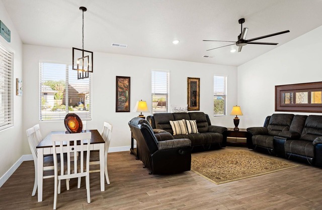Hyatt Home Pet Friendly! Community pool and hot tub!