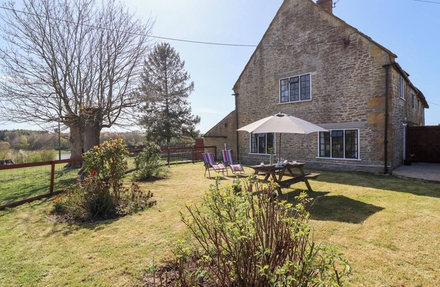 HYDE COTTAGE, romantic, with a garden in Yeovil, Somerset