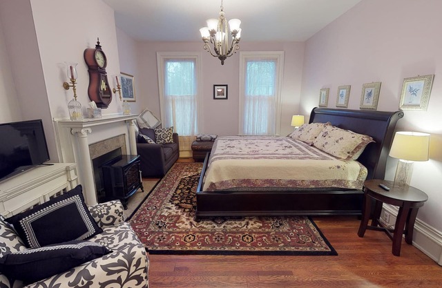 Hyde House Lilac Suite near Hocking Hills, Ohio University, Athens & Logan