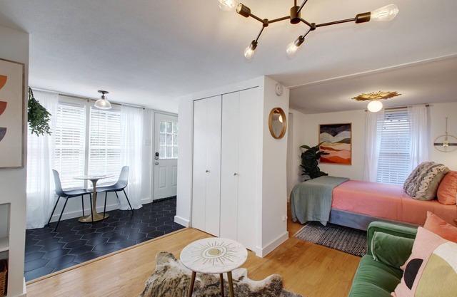 Hyde Park Guesthouse w/Parking & Private Entry