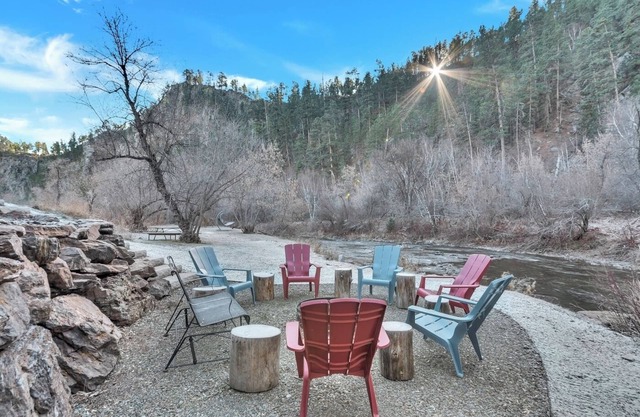 Hygge House on the Creek, Relaxation at the Creekside House!