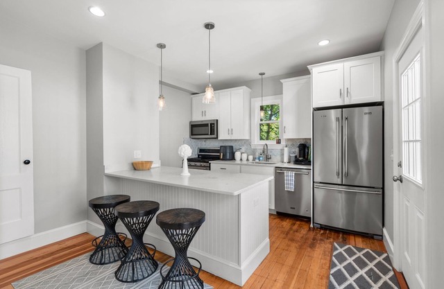 Hygge House Retreat, Spacious downtown Newburyport Living