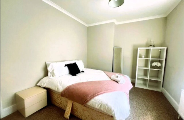 Hyperion- Spacious 4-bedroom house in delightful Newmarket with WiFi