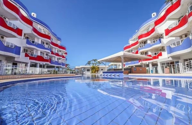 Ingleses Holiday - Pool and sea