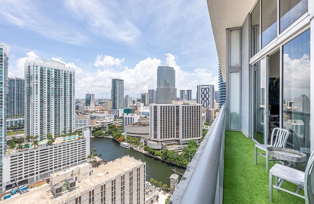 Icon Brickell. Wonderful 1/1 with double height ceilings. Amazing place!