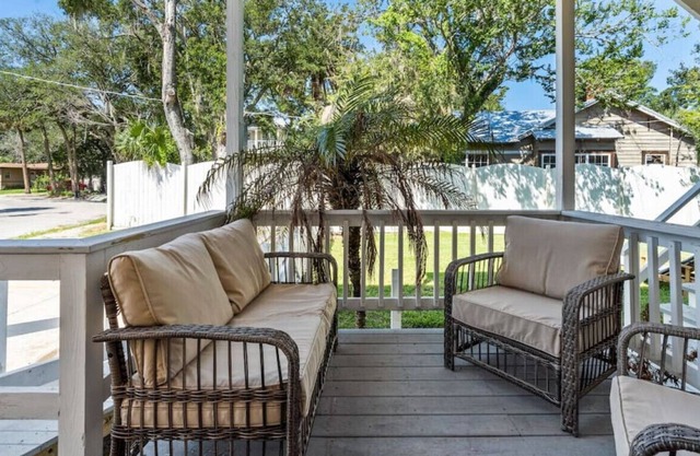 Iconic Lakeview Living Charming Downtown Cottage full of History