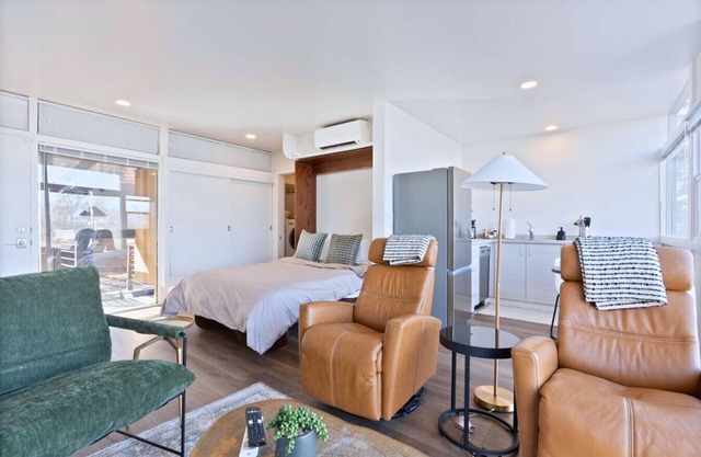 Iconic Modern Stay w/Free Parking Walk 2 Hospital