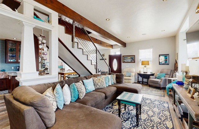 Iconic, Remodel 19th Century Home + Studio/Hot Tub/Custom Kitchen/Steps to Beach