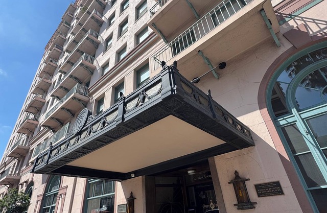 Iconic Sea Views, Prime Location 1 bed 1 bath walk to sea and shops