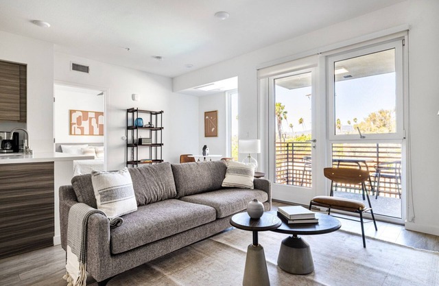 Ideal Brentwood 1BR w/Pool, Gym, W/D, walk to bars, shops, by Blueground