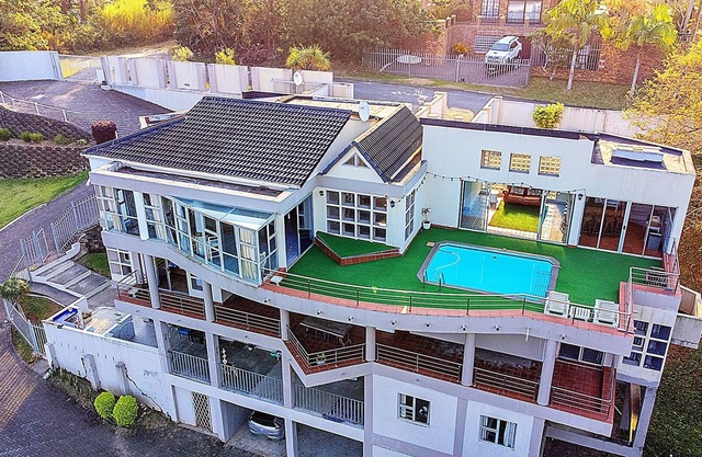 IDEAL Family Holiday Home/8-bedroom house in Ramsgate with calming sea views