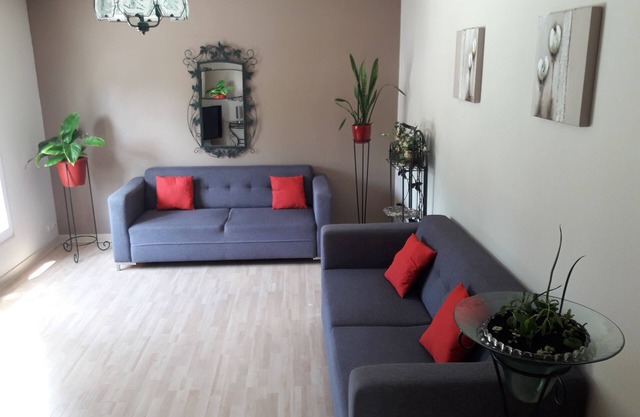 Ideal for relaxing, visiting the marshes, overlooking the pool, gardens, boating, cycling.