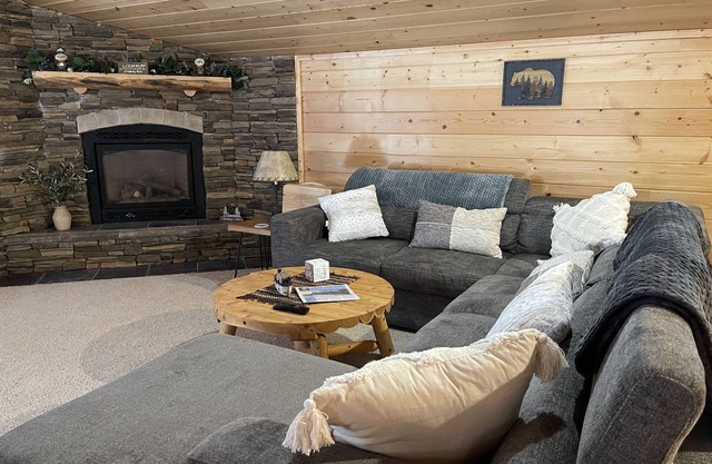 Ideal for Adventure Seekers Huge garage! Sleeps 9 Close To Yellowstone