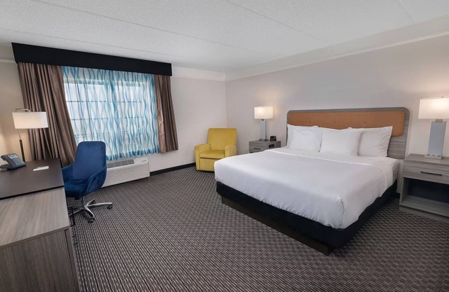 Ideal for Business or Solo Travelers: Close to the Airport, Free Breakfast, Pool