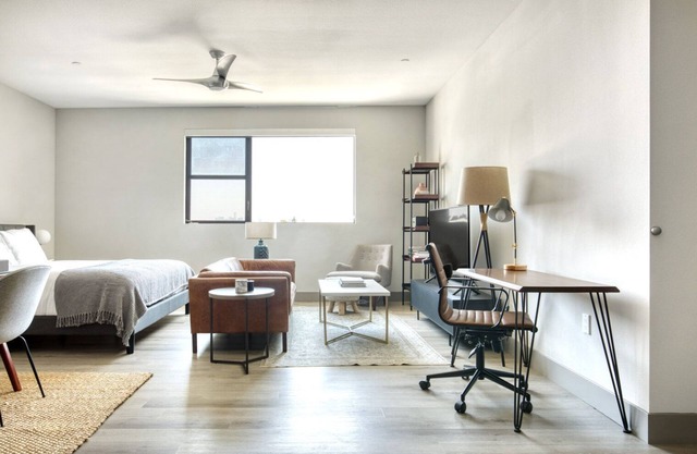Ideal Mid-Wilshire Studio w/Gym, Pool, walk to S. La Brea, by Blueground
