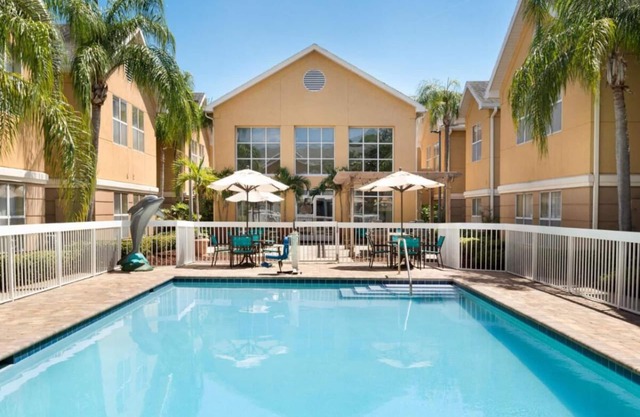 Ideal Mix of Relaxation & Fun! 2 Spacious Units, Free Breakfast, Full Kitchen!