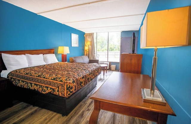 Ideal Stay for Two with King Bed and Access to Kernersville Attractions