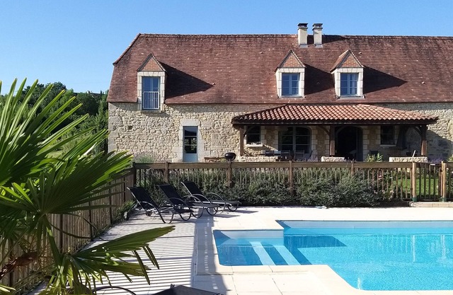 Ideally located between Sarlat and Rocamadour 2 pool houses for 14 people